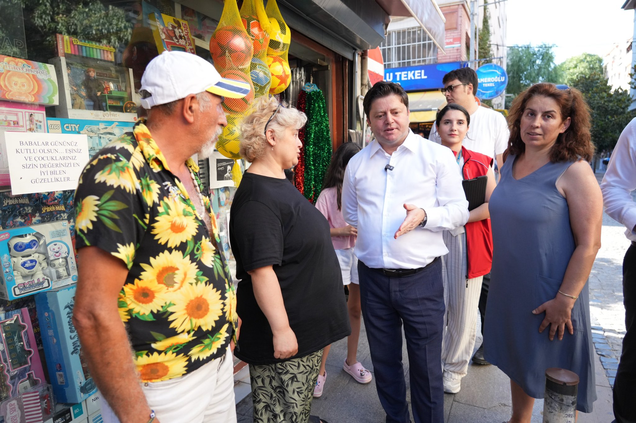 Mahalle gezileri sürüyor
